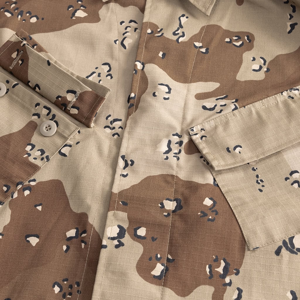 Close-up of the TC 65/35 poly-cotton rip-stop fabric on the collar of the Desert Camo BDU, showing the durable weave.