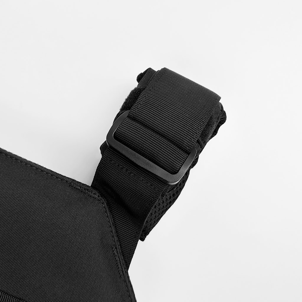 Detail of the Agile 6094's adjustable padded shoulder strap, designed for a secure, comfortable fit for special operations personnel.
