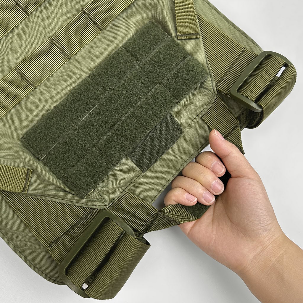 Detail of the 501 plate carrier's reinforced rescue drag handle, a critical safety feature for extracting personnel from danger.