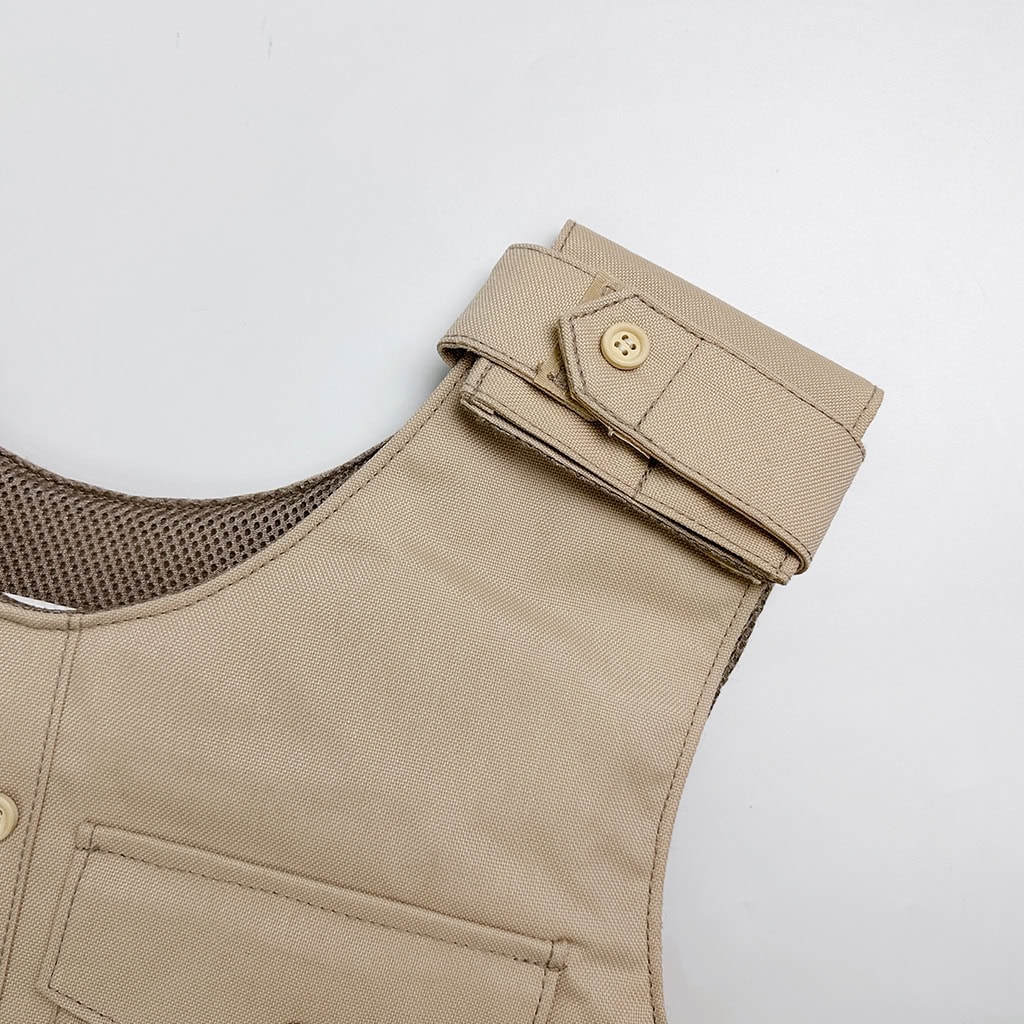 Close-up of the adjustable button and velcro shoulder strap on the "Press" overt body armor vest, ensuring a secure and comfortable fit.