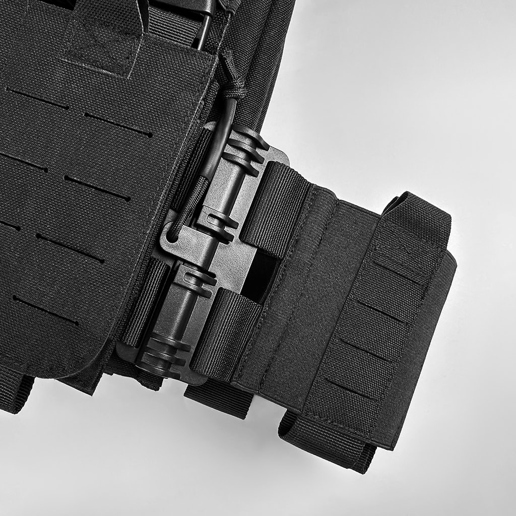 Close-up of the cummerbund quick-release buckle on the Vanguard plate carrier, allowing for rapid removal in critical situations.