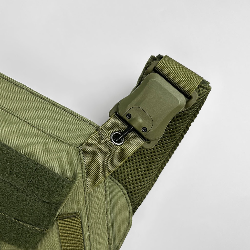 Close-up of the shoulder quick-release buckle on the 501 plate carrier, a critical safety feature for emergency medical access.