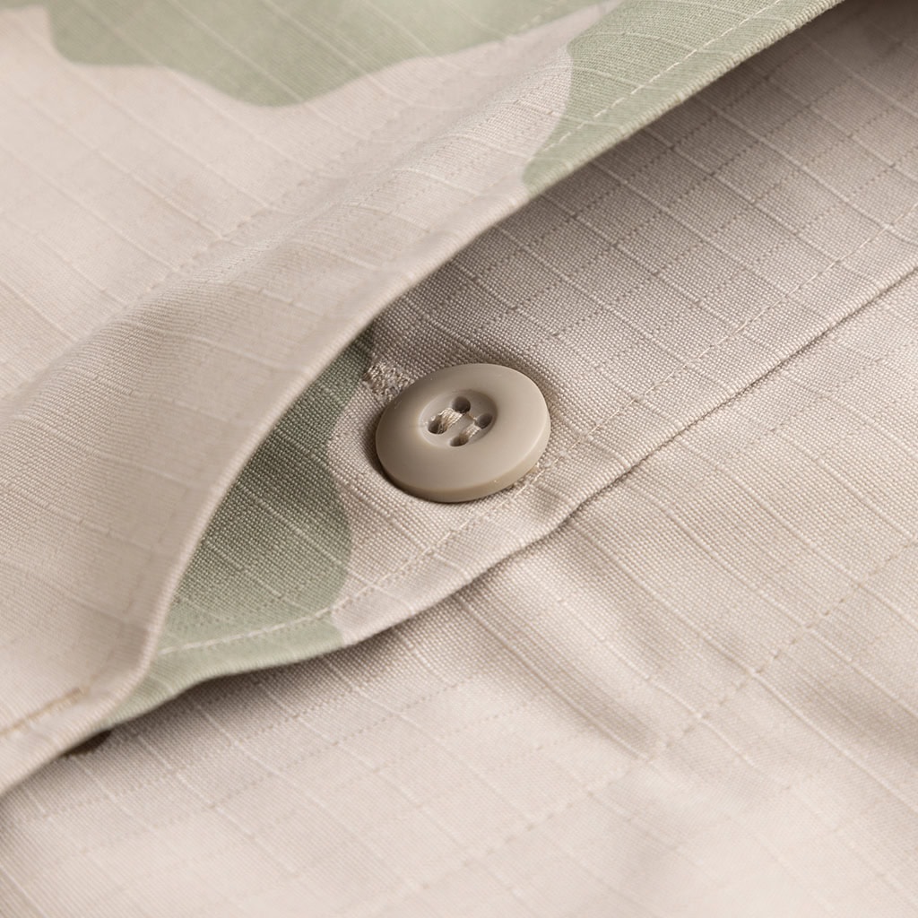 Close-up of the traditional collar and shoulder epaulet on the 3-Color Desert BDU jacket.