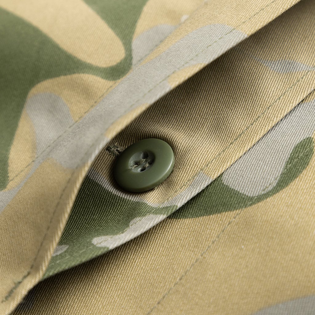 Close-up of the traditional collar and shoulder epaulet on the "Savanna" jungle camo BDU jacket, showing the durable fabric.
