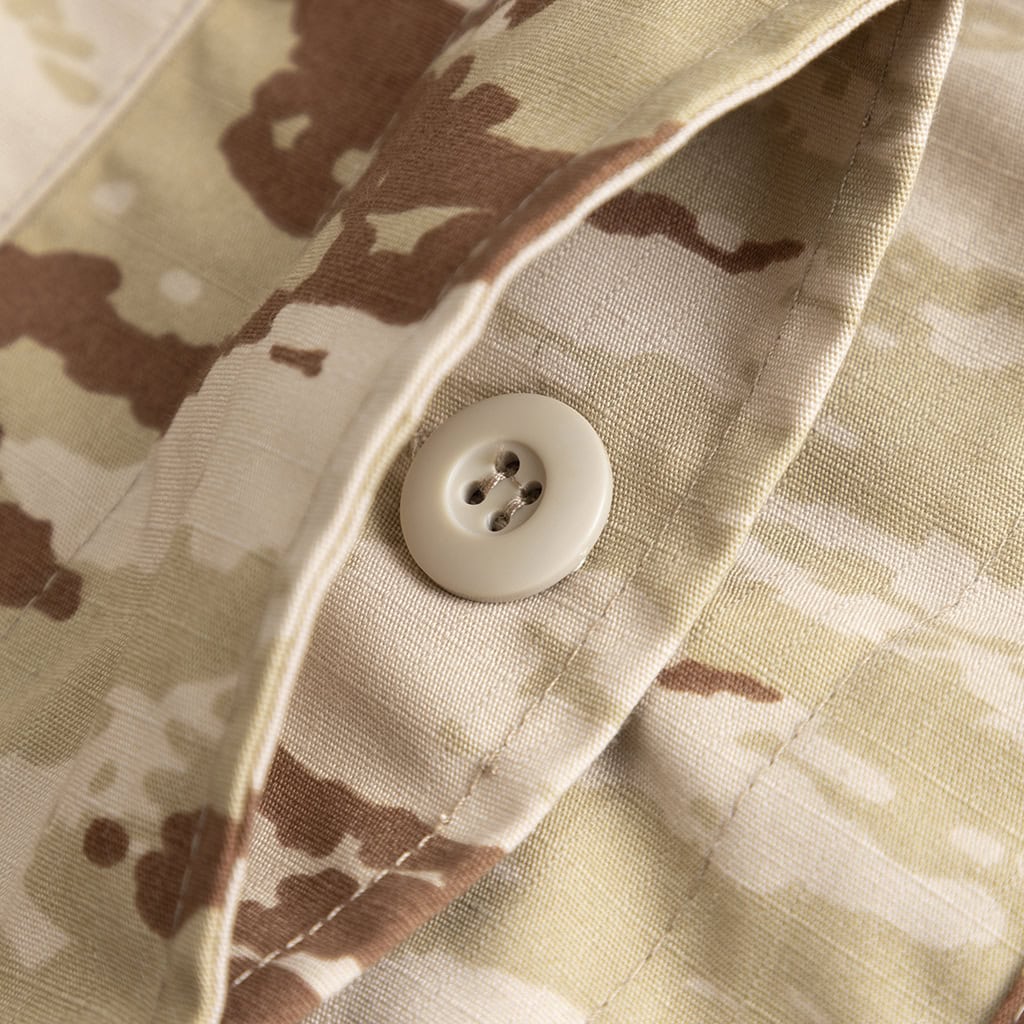 Detail of the adjustable buttoned cuff on the Classic Jungle Camo BDU jacket for a secure fit.