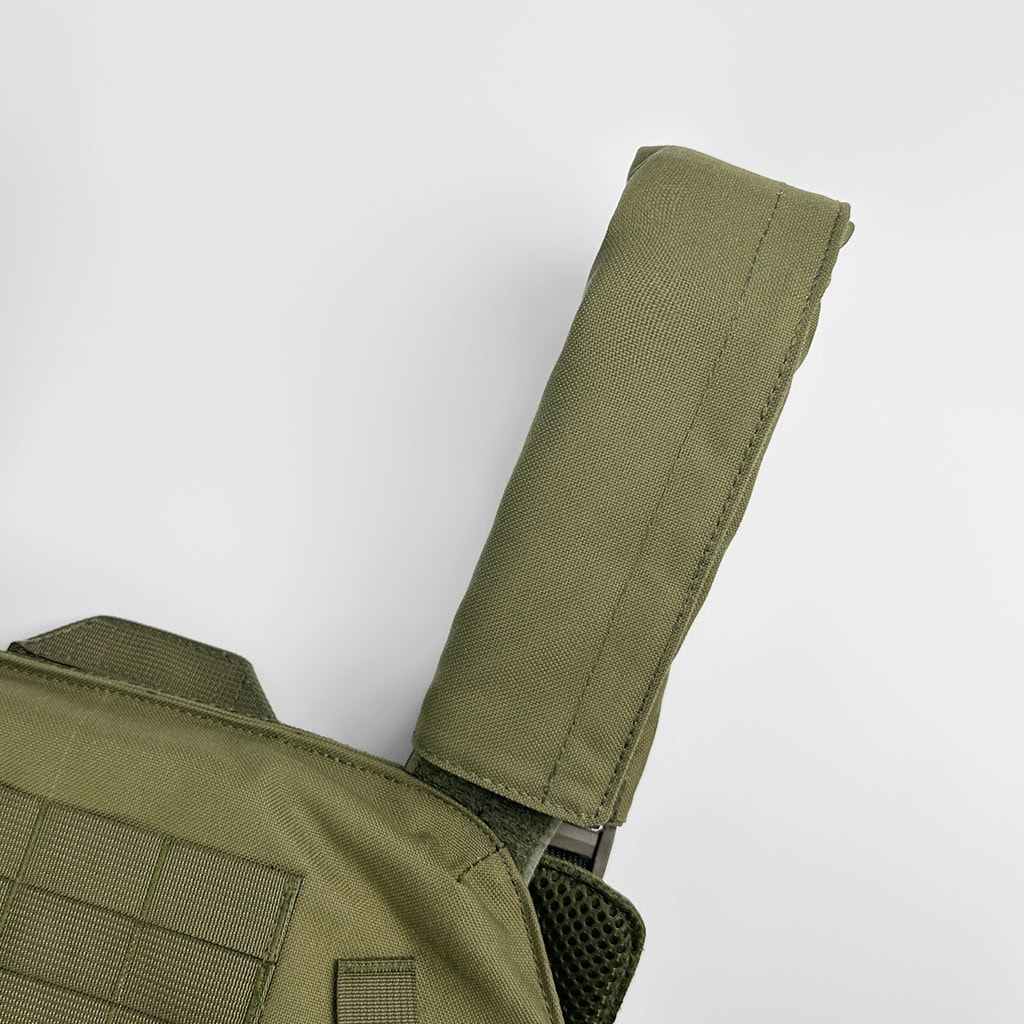 Close-up of the padded, adjustable shoulder strap on the JPC MOLLE Plate Carrier, designed for comfort and a custom fit.