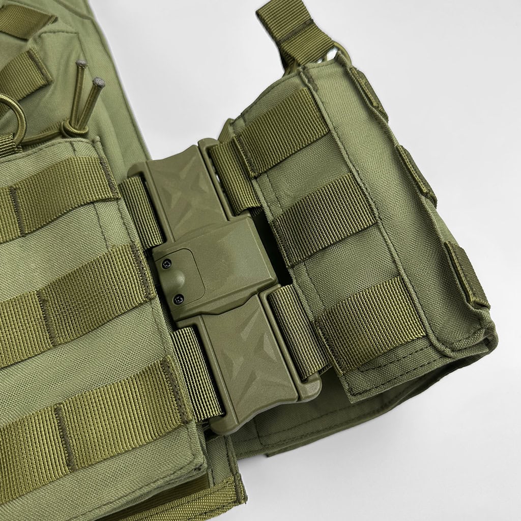 Close-up of the cummerbund quick-release buckle on the 501 plate carrier, allowing for rapid, single-handed doffing.