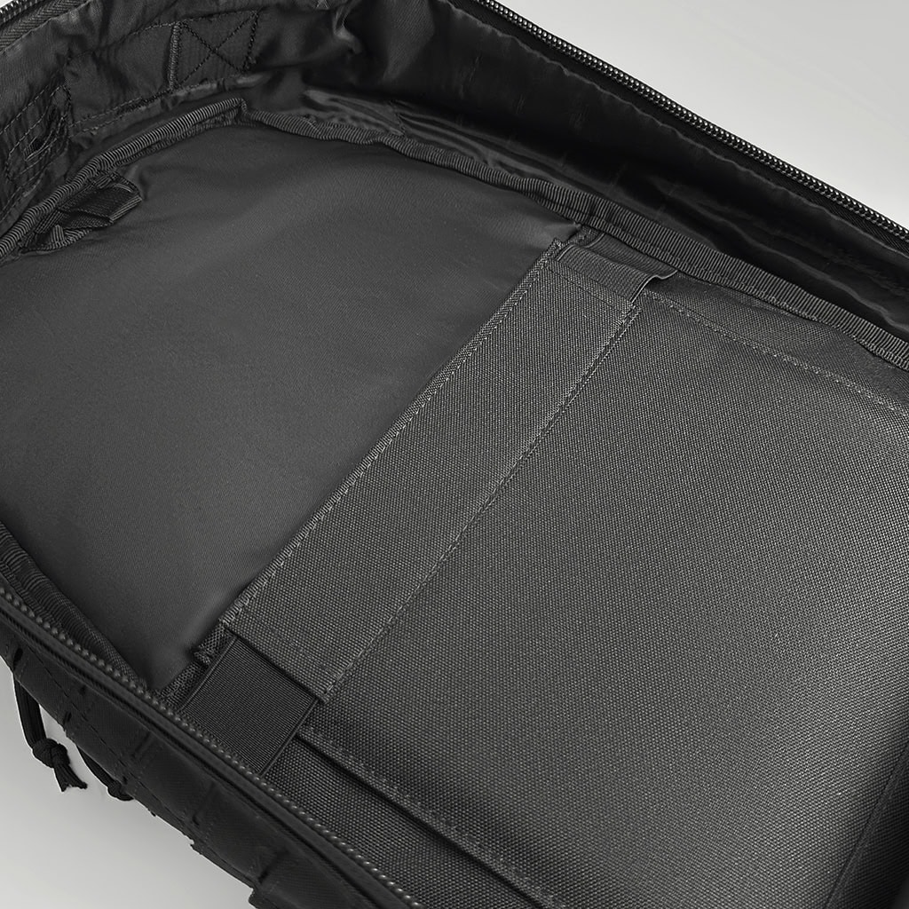Detail of the spacious main warehouse of the "Ghost" backpack, showing the padded laptop compartment for protecting sensitive equipment.