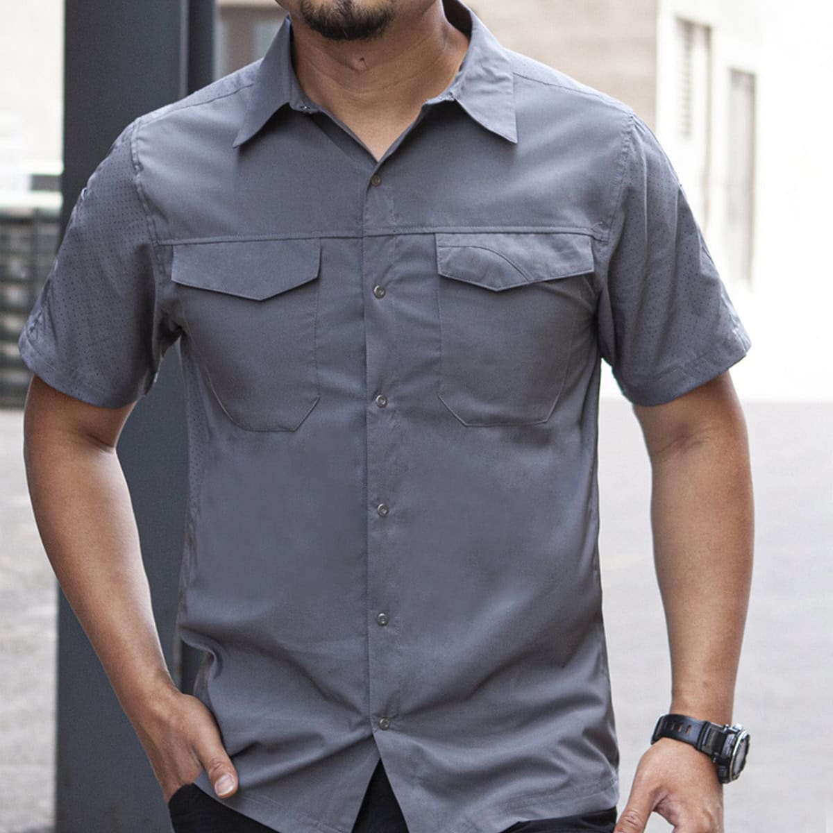 Man wearing the grey "Sharp Edge" breathable tactical shirt, the perfect choice for security managers and plainclothes law enforcement.