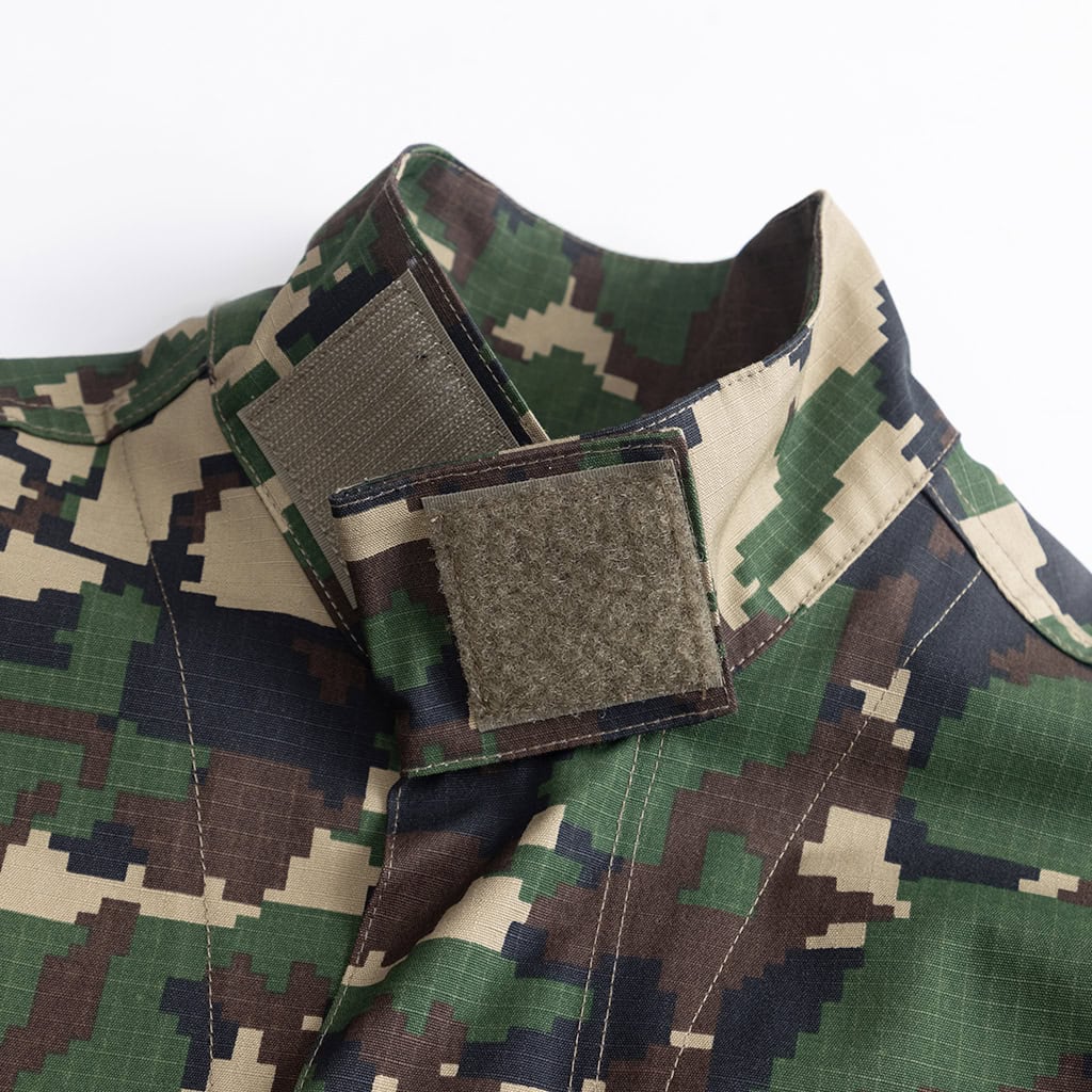Close-up of the adjustable velcro stand-up collar on the custom jungle digital combat uniform jacket.
