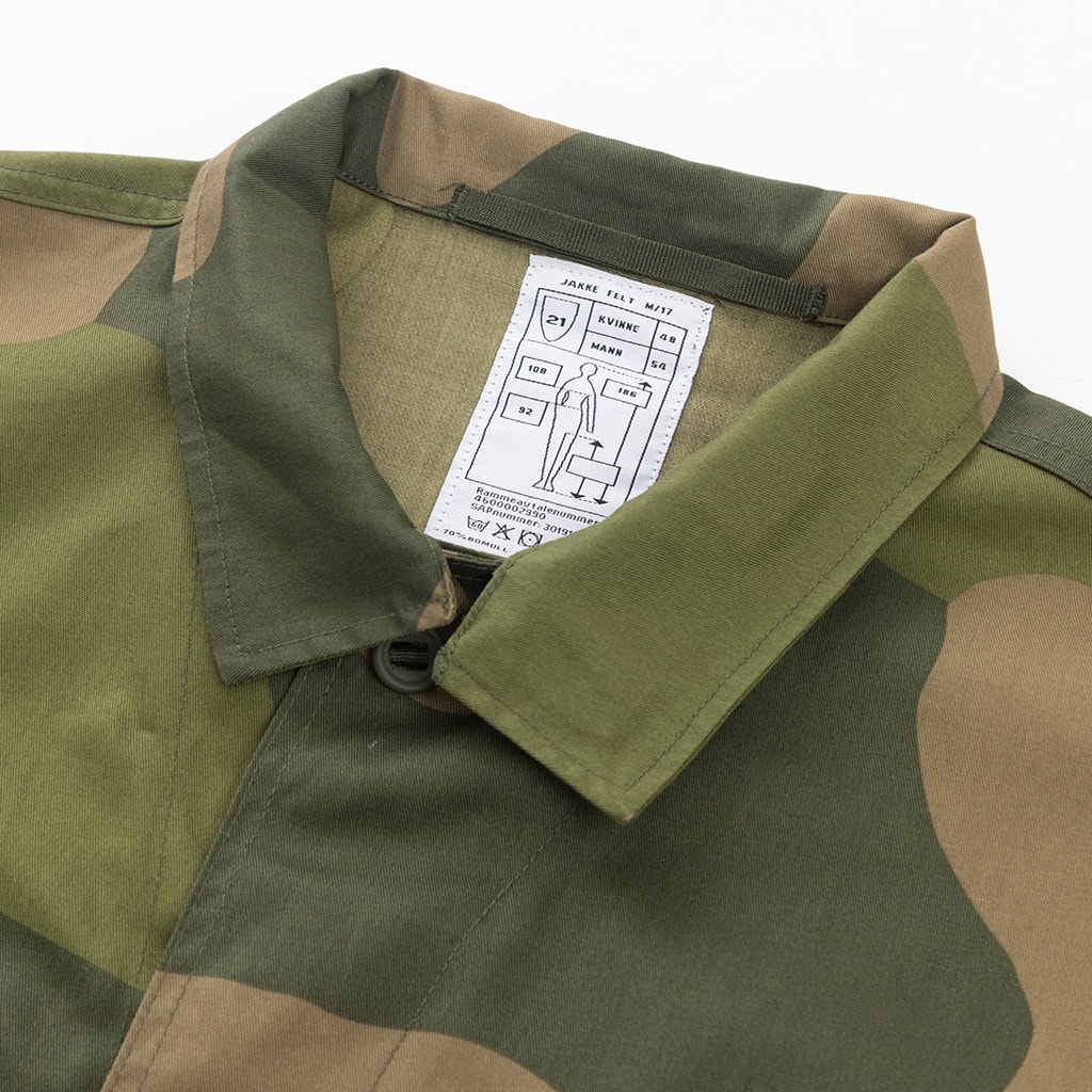 Close-up of the collar and mil-spec information label on the custom Norwegian M09 camo uniform jacket.