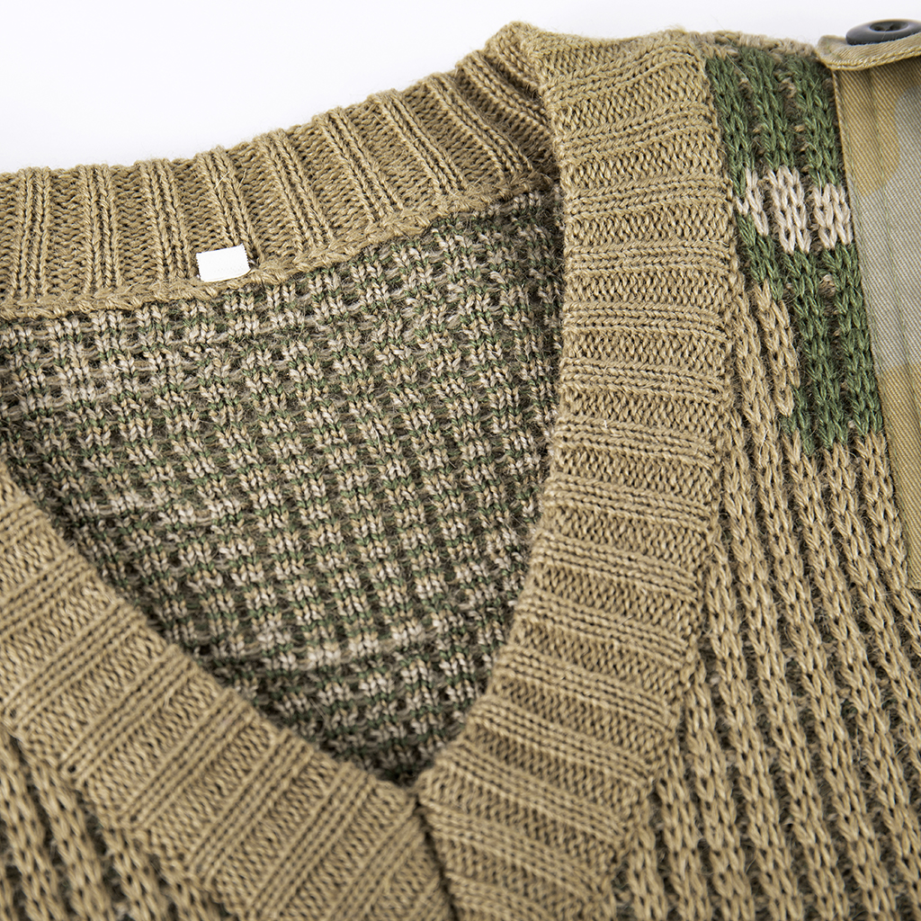 Military camouflage sweater V-neck knitted collar detail