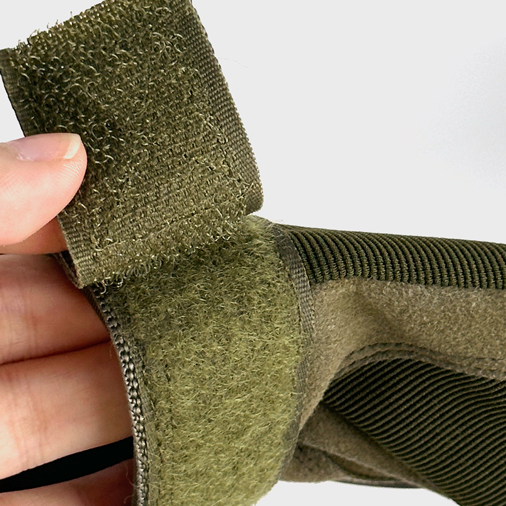 Custom tactical gloves Type B forest training close-up